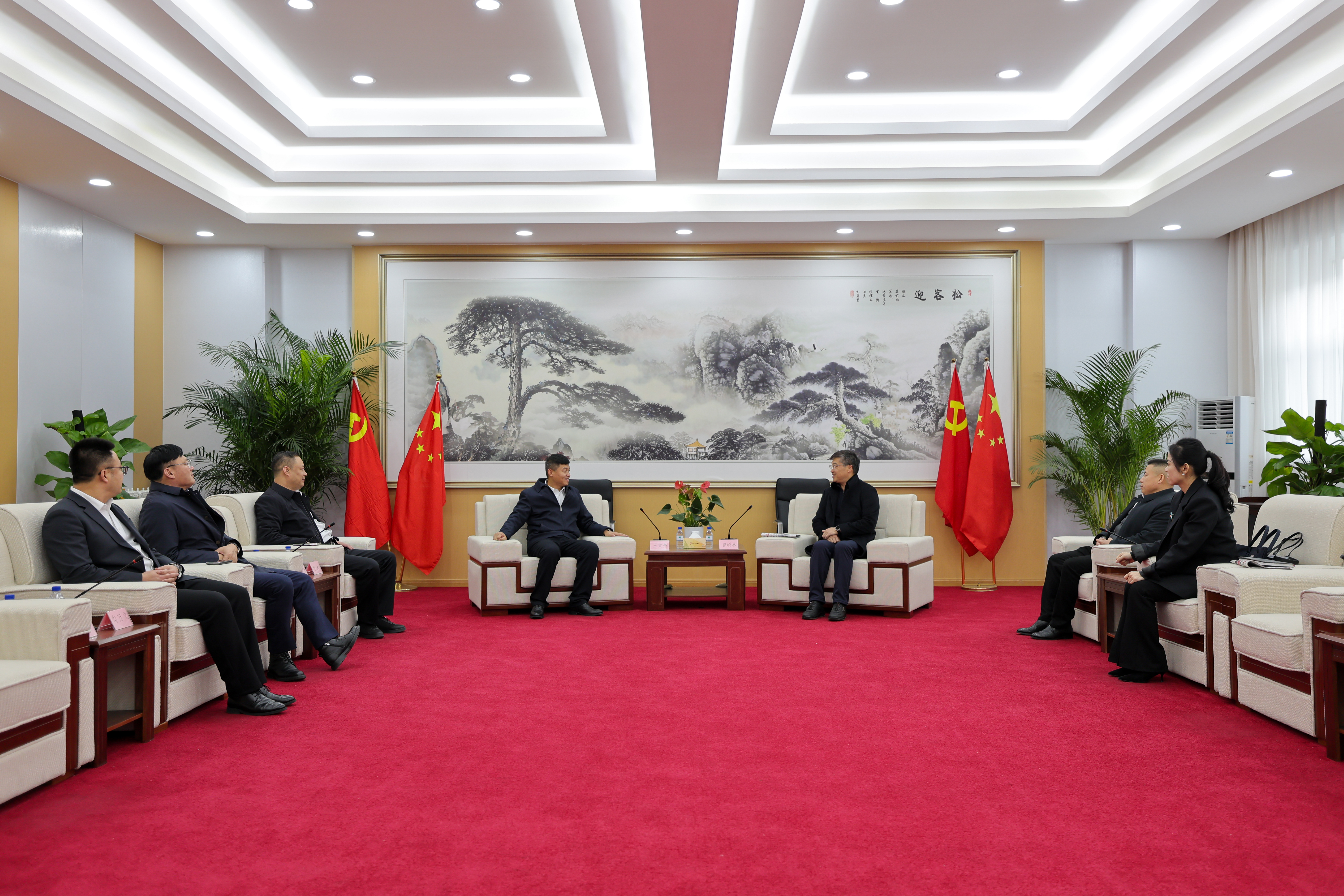 王文亮与大祥区委副书记、区长曾峤林会谈，中国经济改革基金会新质生产力专项管理委员会副主任申涛参加会谈